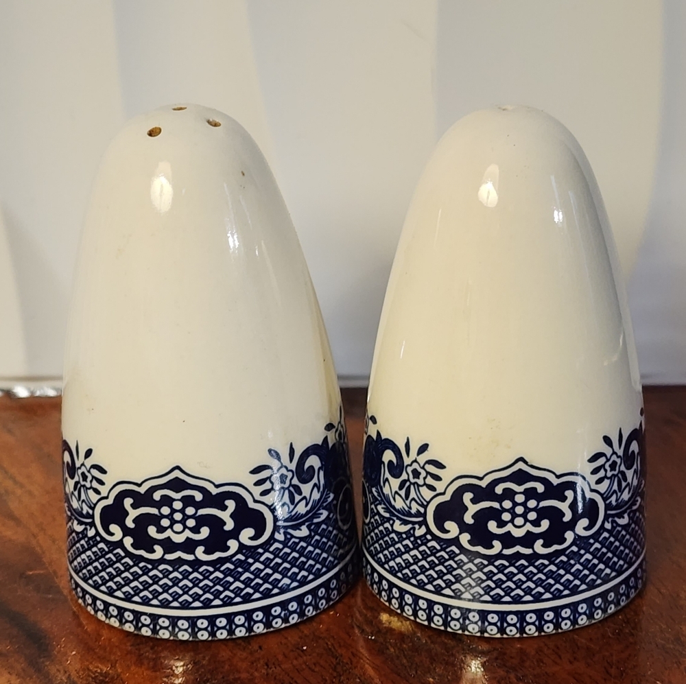 Regina Industries Ltd England Blue White Salt and Pepper Shakers